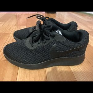 Nike Womens Tanjun All Black Sneaker